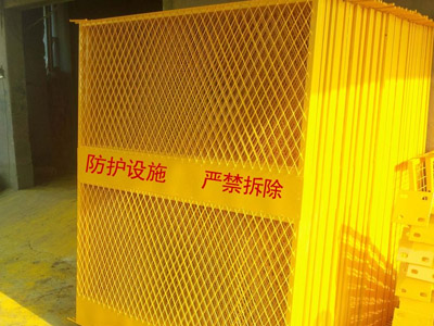 钢板网电梯防护门在工程中的应用