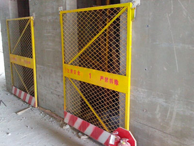钢板网电梯防护门
